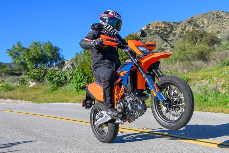 Обзор 2026 KTM 690 SMC R: 9 быстрых фактов о супермото