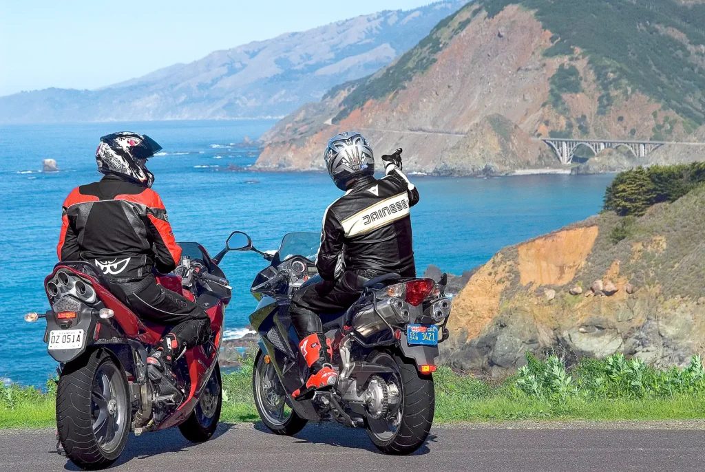 Основатель Robb Report MotorCycling Артур Колдуэлл на Triumph Sprint ST и бывший редактор Джефф Бьюкенен на Honda