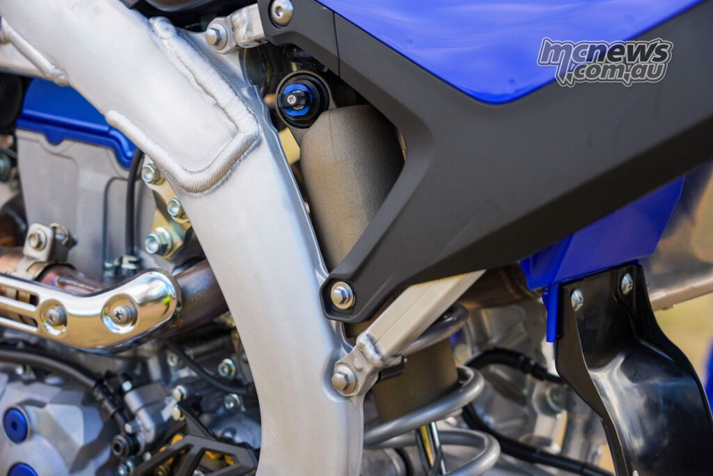 Подвеска KYB сохранилась спереди и сзади, а YZ250F 2027 года получила пересмотренные настройки в соответствии с новой рамой.