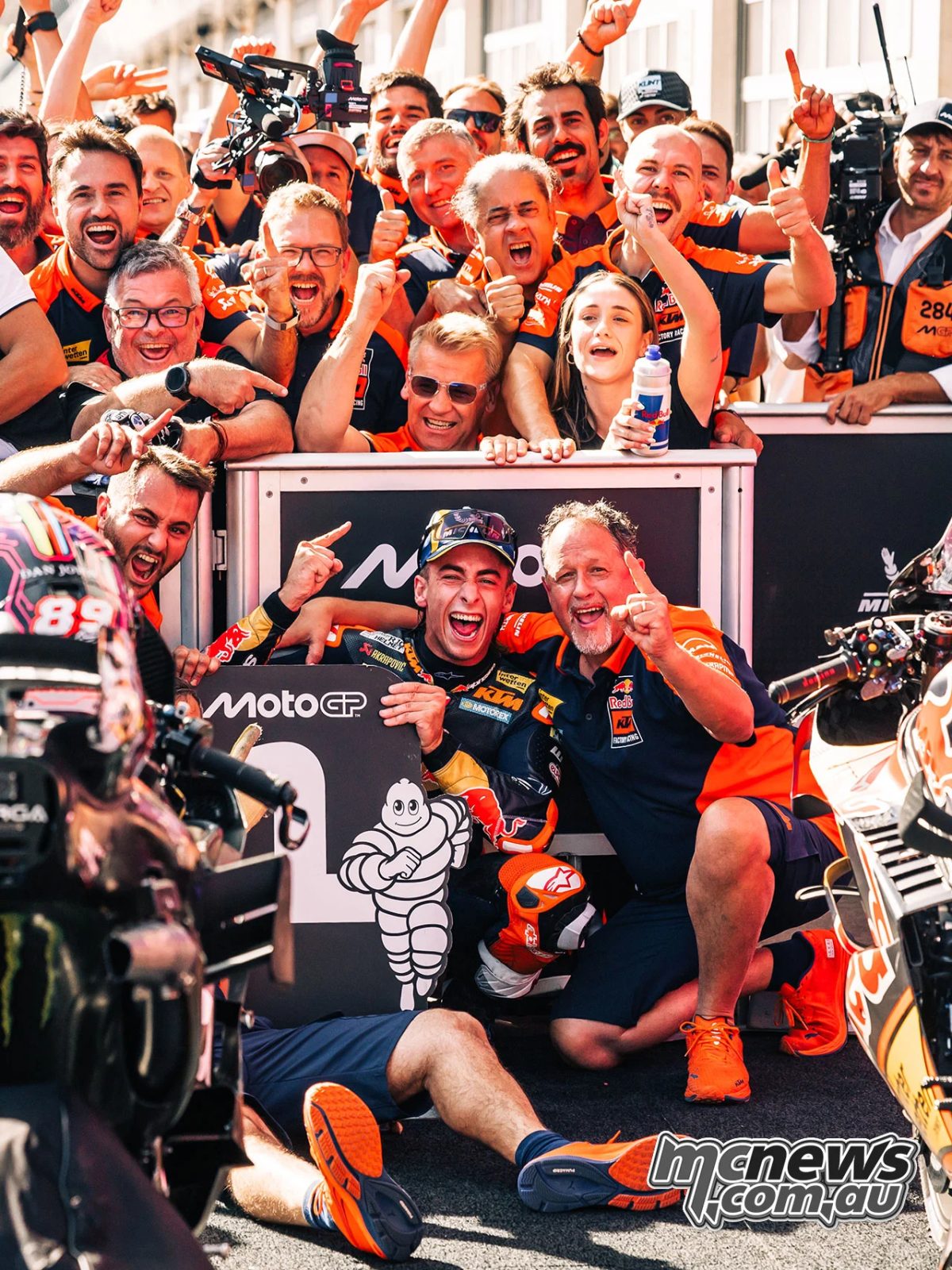 Акуста празднует с Полом Треватаном свою первую победу в Гран-при MotoGP, отдавая дань влиянию своего первого гоночного шефа