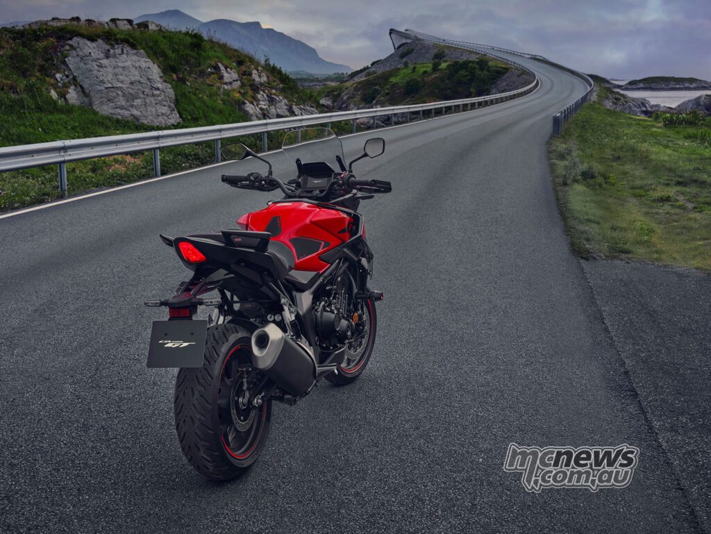 Сзади CB1000GT выглядит более узким в центральной части, тогда как широкий передний обтекатель и ветровое стекло рассчитаны