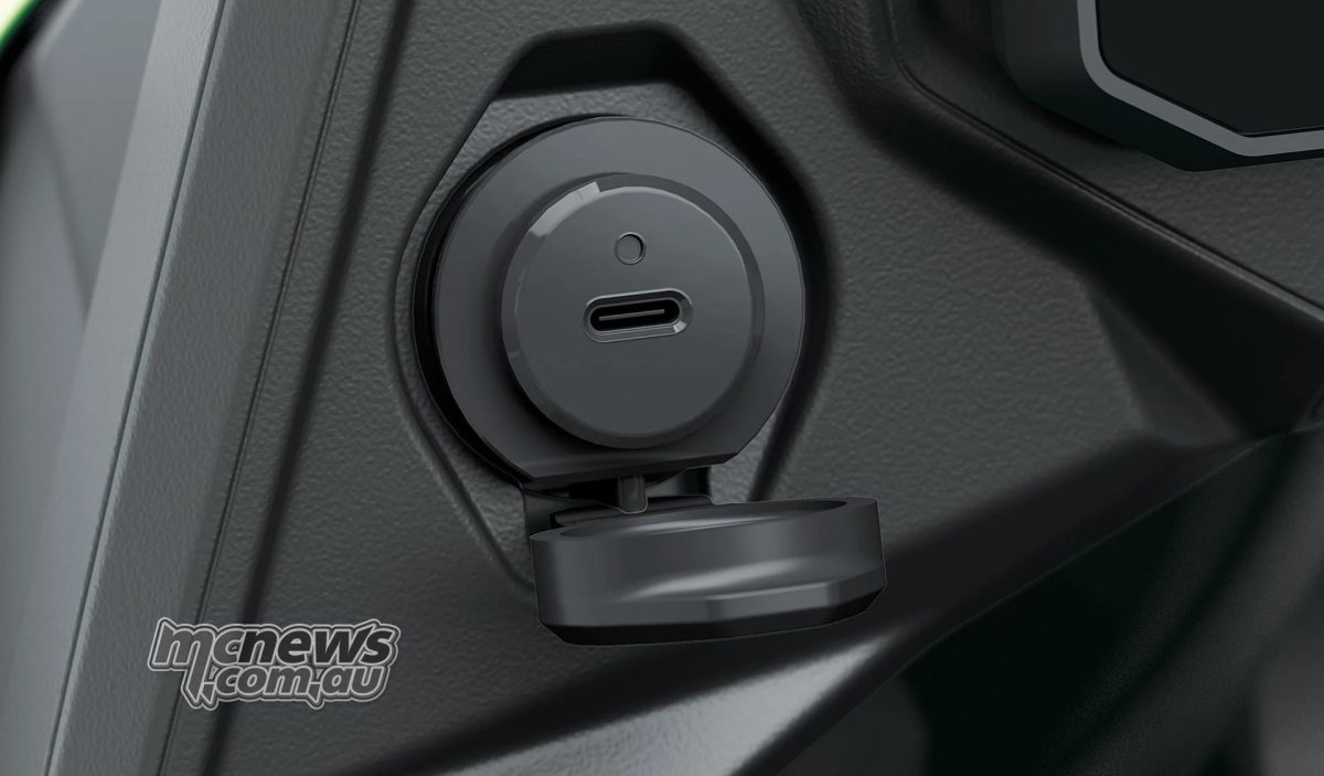 Разъём USB-C рядом с приборами обеспечивает питание для телефонов и других устройств
