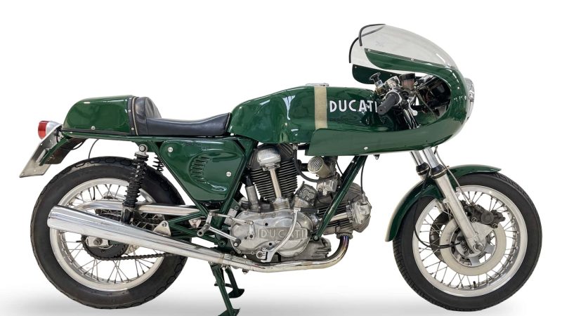 Этот Ducati стоит до $120 000. Но его владелец всё же решился перекрасить его в зелёный