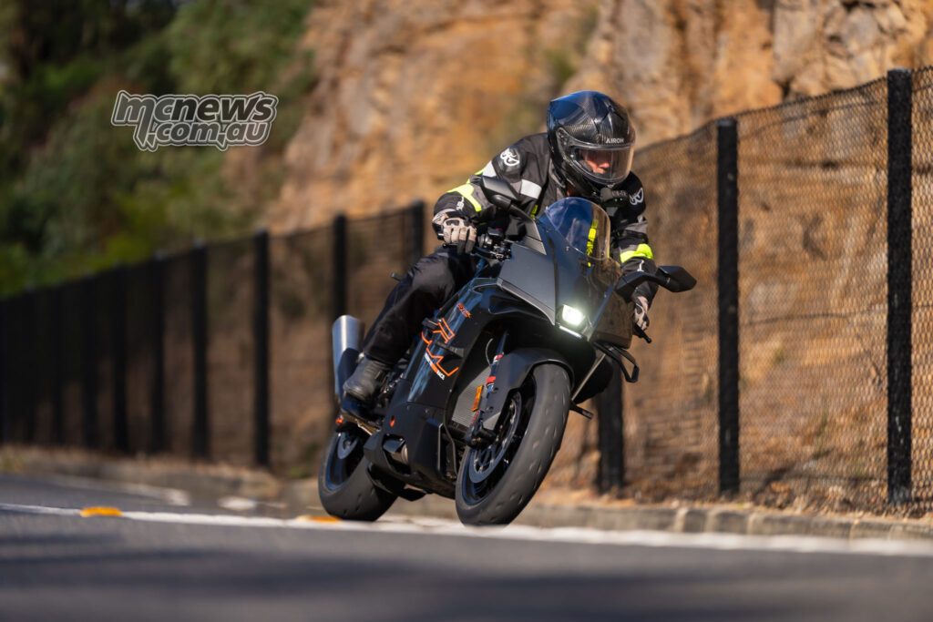 2026 KTM 990 Duke R против KTM 990 RCR: обзор — фото 6