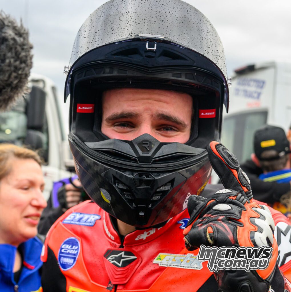 Джейк Фарнсворт празднует завоевание титула чемпиона Австралии Supersport 2026 года на Queensland Raceway.
