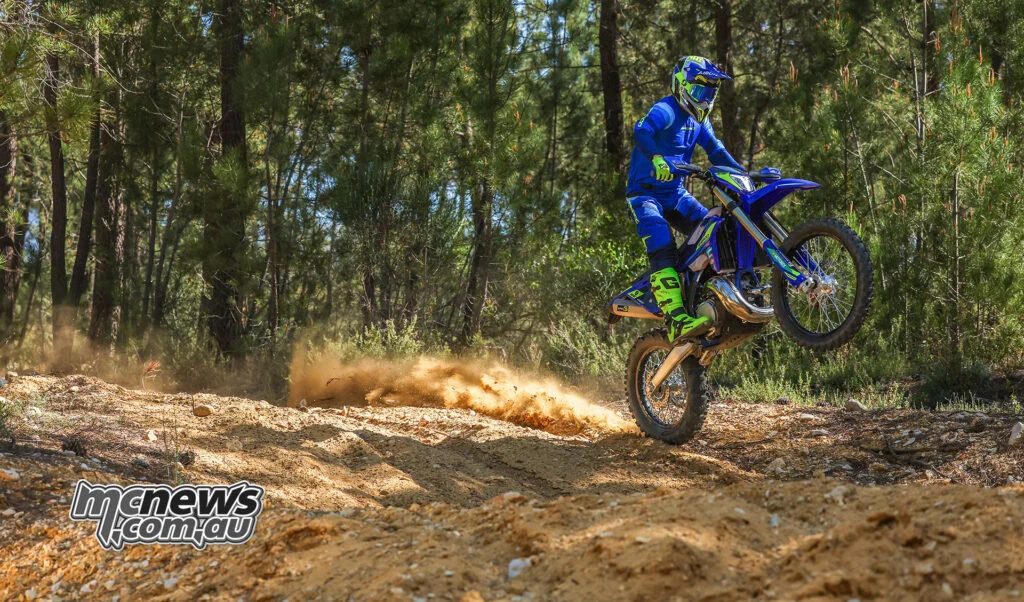 По словам Sherco, более легкая коробка 125 SE Factory снижает ощущение инерции трансмиссии и улучшает отклик на низких