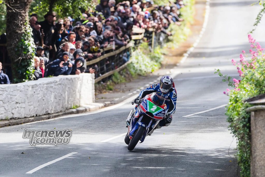 Пол Джордан проводит Jackson Racing Aprilia RS 660 сквозь толпу по пути к третьему месту в Carole Nash Sportbike TT