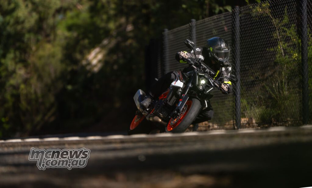 2026 KTM 990 Duke R против KTM 990 RCR: обзор — фото 2