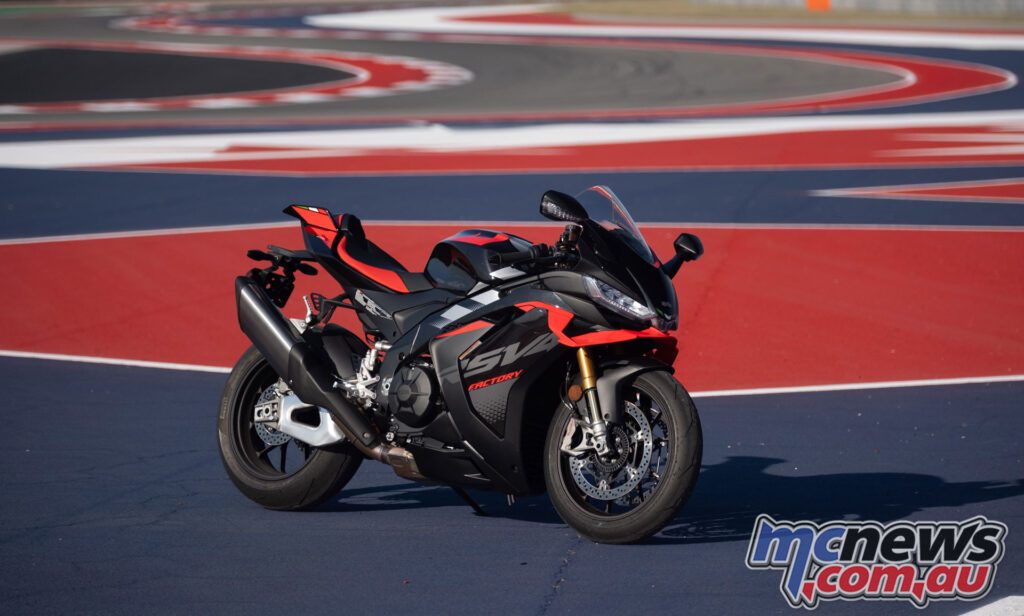 RSV4 Factory сейчас занимает вершину в классе супермотоциклов с мощностью 220 л.с., хотя использует «читерский» объём 1099