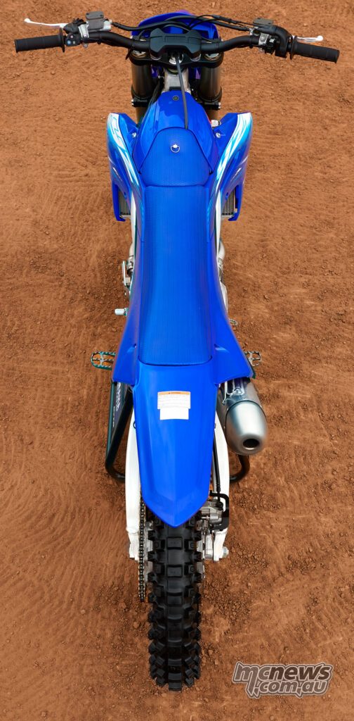 Вид сверху на YZ250F 2027 года показывает узкую облицовку и сиденье с сотовым рисунком, призванные облегчить перемещение