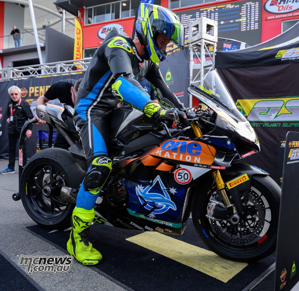 Cru Halliday заезжает в parc ferme на Stop & Seal Racing Ducati во время Q2 на Queensland Raceway.
