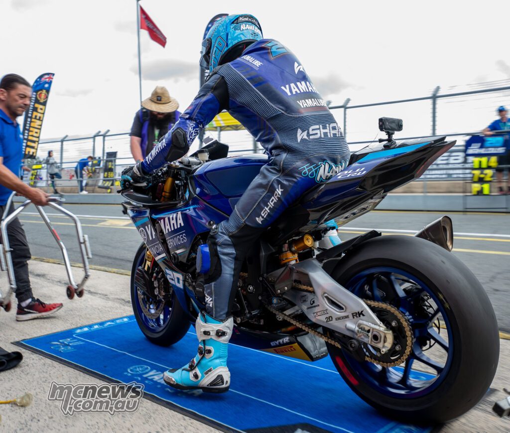 Jonathan Nahlous выезжает на Yamaha Racing Team YZF-R1 во время квалификации Superbike на Queensland Raceway.