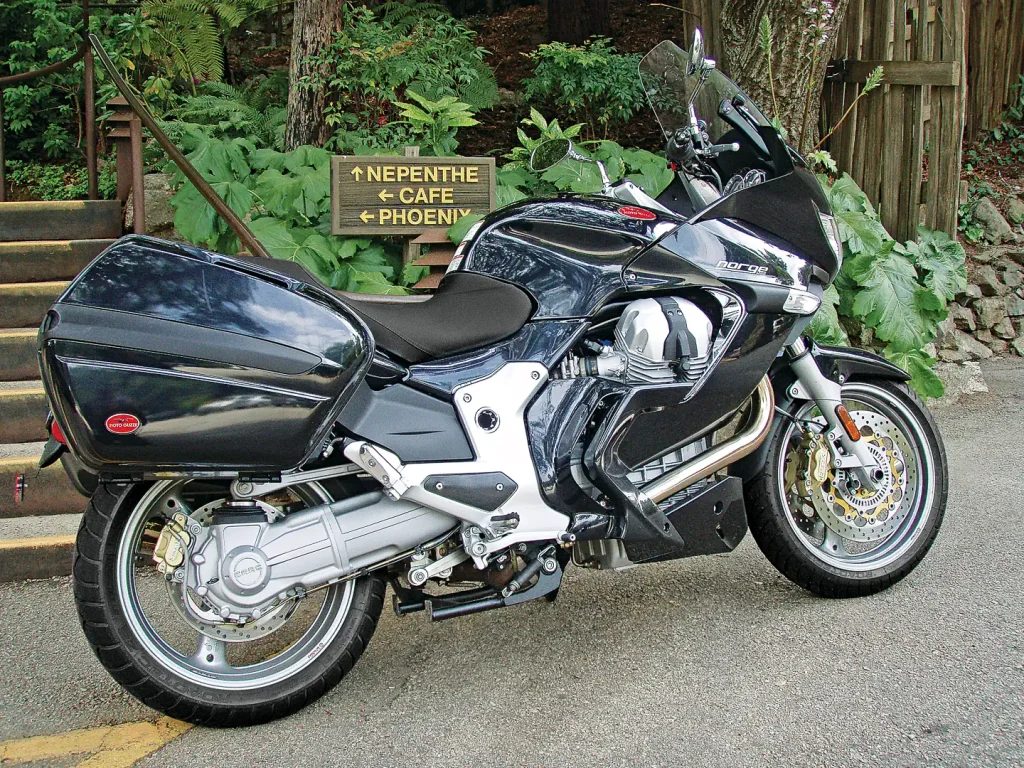 Moto Guzzi Norge у Nepenthe в Биг-Суре.