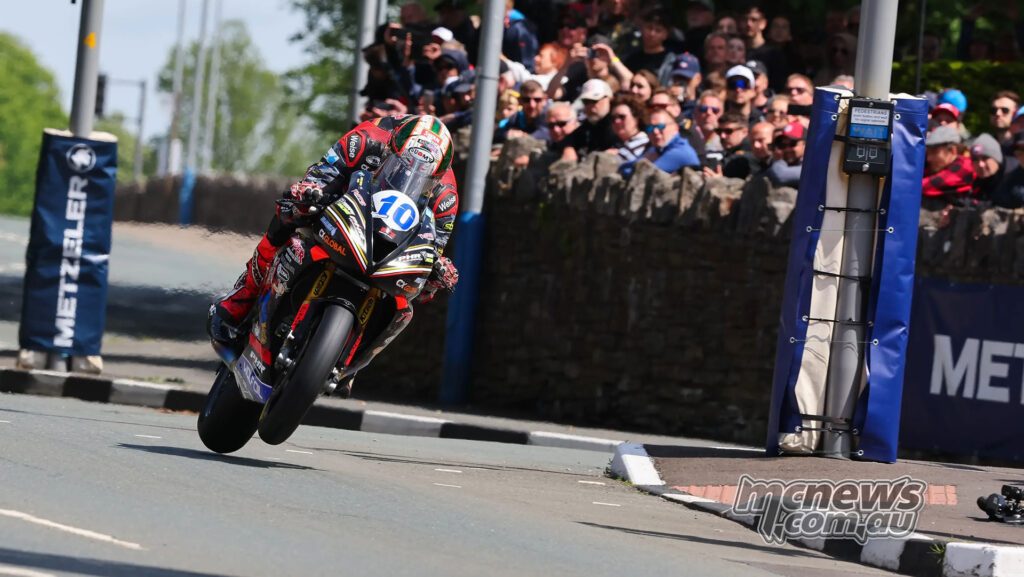 Питер Хикман вновь выступал в цветах Trooper Triumph в Supersport Race Two и оформил второй подиум из двух стартов в классе