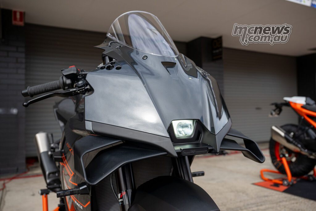 RC8C и RC R явно имеют общие дизайнерские черты