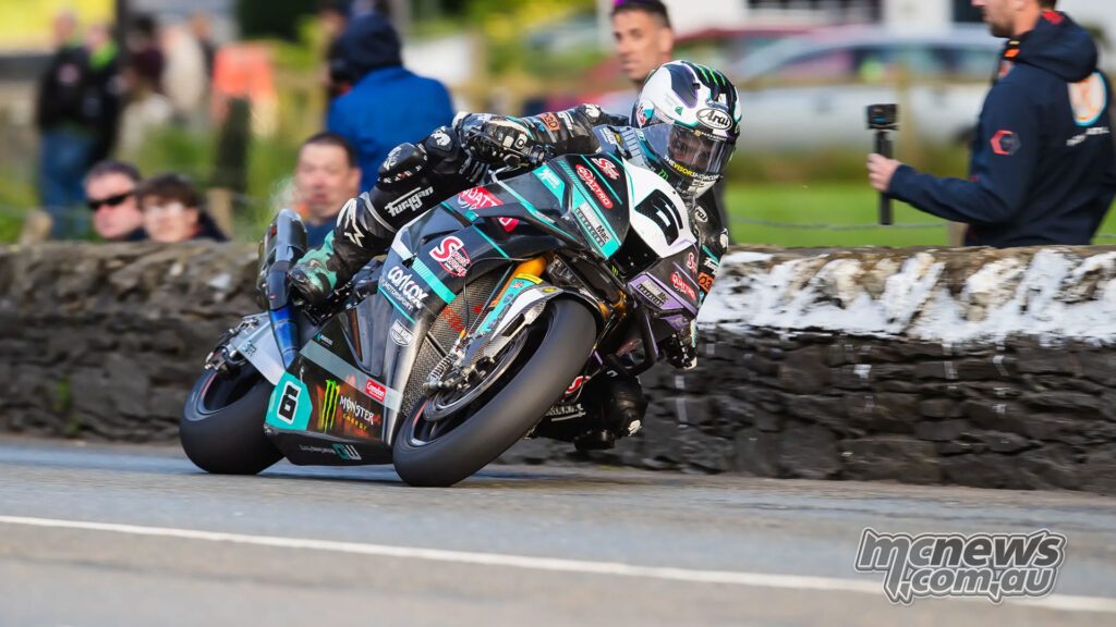 Майкл Данлоп стал вторым по скорости в квалификации Superbike после возвращения в боксы для корректировки передней части