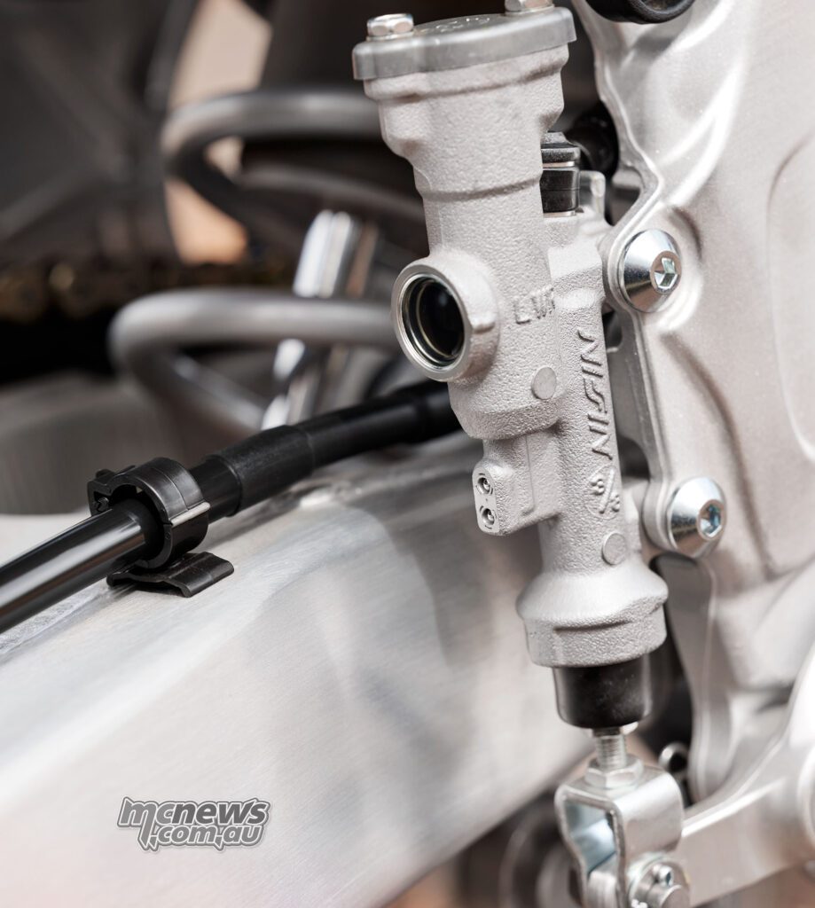 Задняя тормозная система YZ250F 2027 года была переработана: уменьшены поршни главного цилиндра и суппорта, а также внесены
