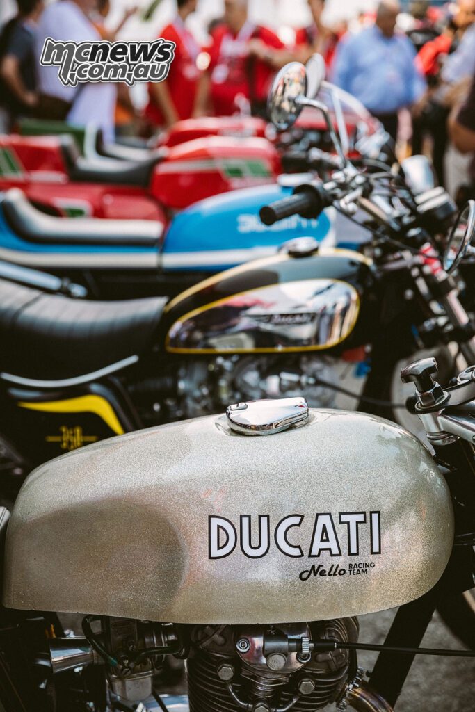 Эмблемы на баке, окраска и детали эпохи рассказывают историю Ducati не меньше, чем победы в гонках и инженерные достижения.