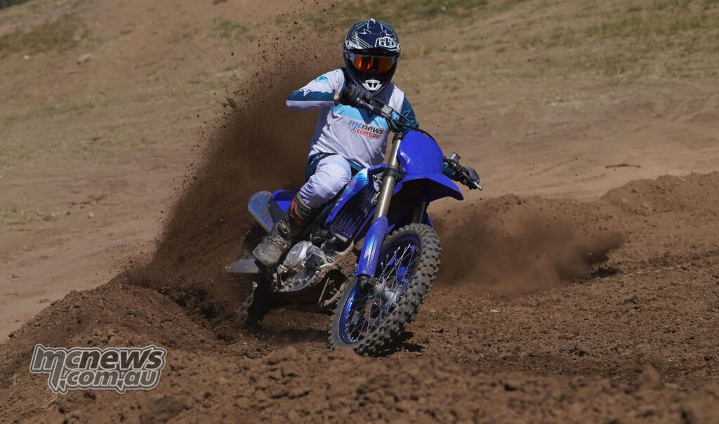Существенно более мощный двигатель дает YZ250F 2027 года уверенную тягу с низких оборотов, а расширенный верхний диапазон