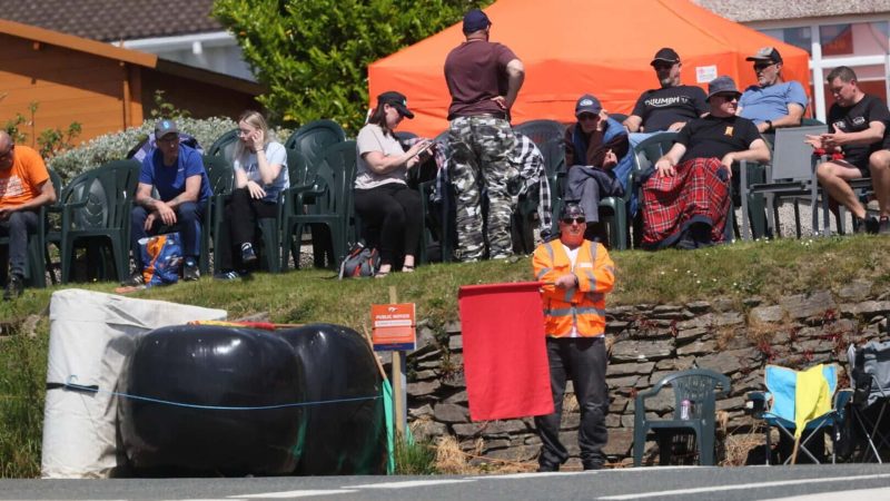 Что нужно знать о падении на IOM TT, в результате которого пострадали восемь зрителей и один гонщик