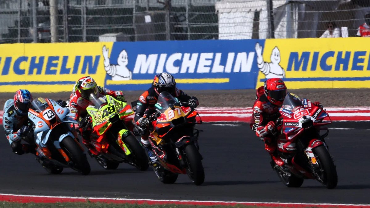 Марк Маркес и Педро Акоста, MotoGP Индонезии 2026. © Gold and Goose