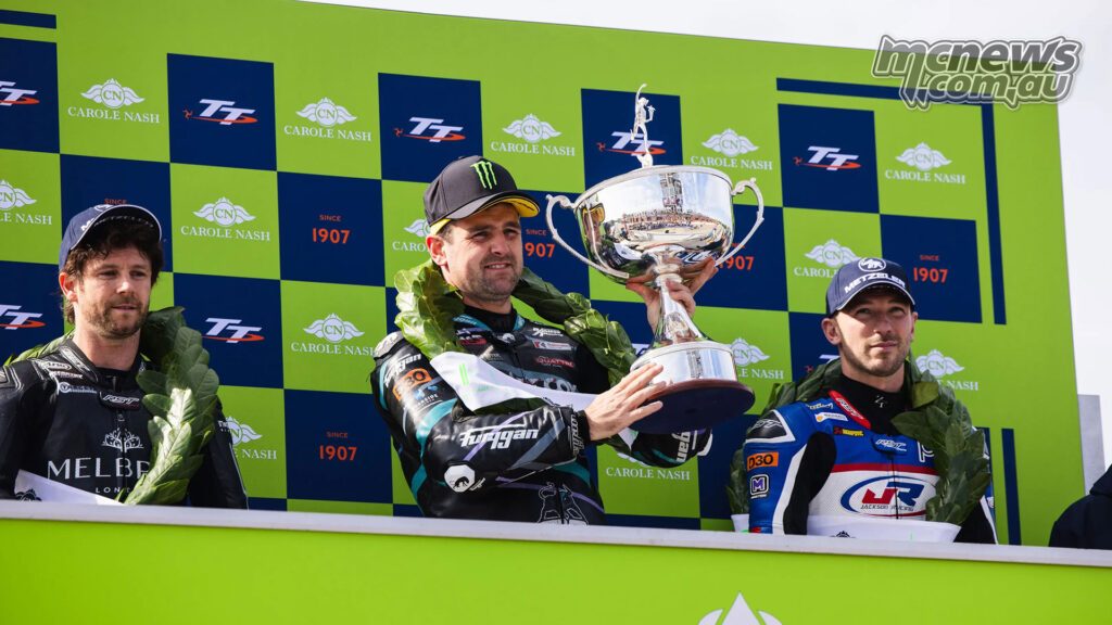 Подиум Carole Nash Sportbike TT: Майк Браун, Майкл Данлоп и Пол Джордан, причем Данлоп поднялся на верхнюю ступень после