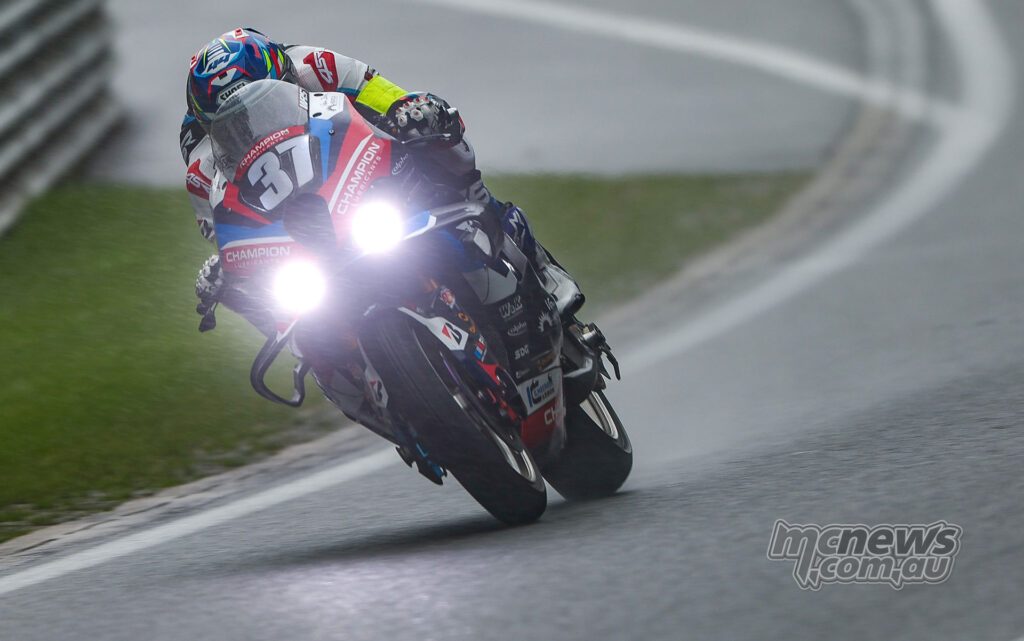 Экипаж BMW Motorrad World Endurance Team #37 идет сквозь брызги в Спа, где меняющиеся условия и выбор шин сыграли ключевую