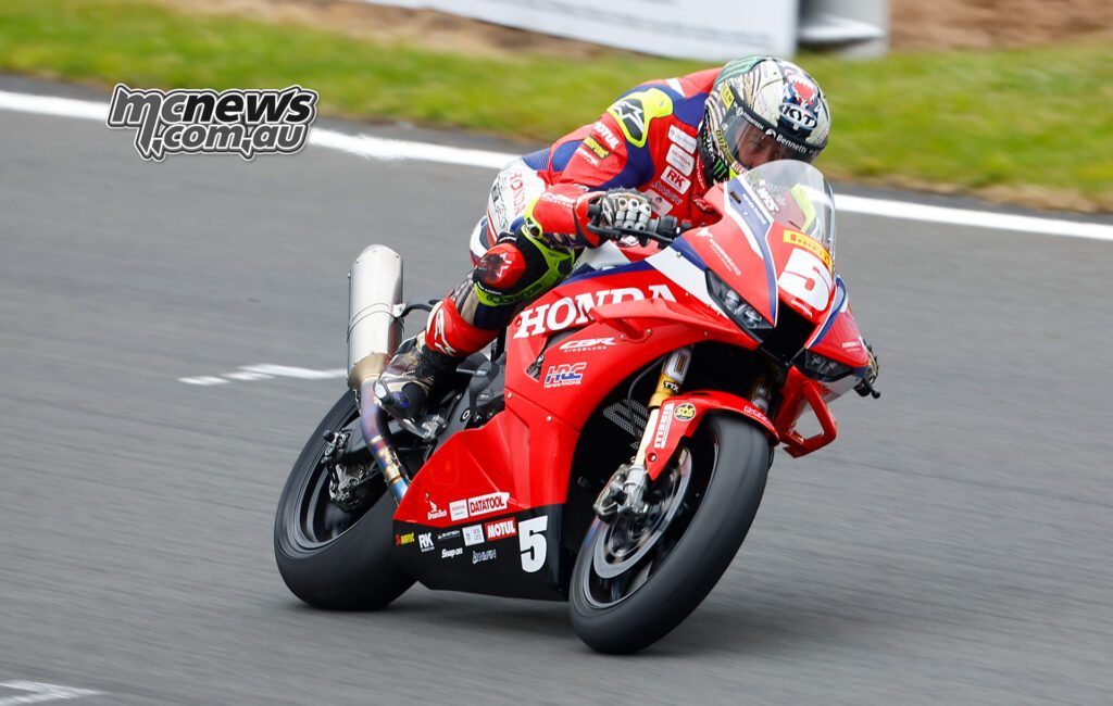 Джон Макгиннесс использовал заезд на Superstock в Оултон-Парке, чтобы подойти в лучшей форме к North West 200 и Isle of Man