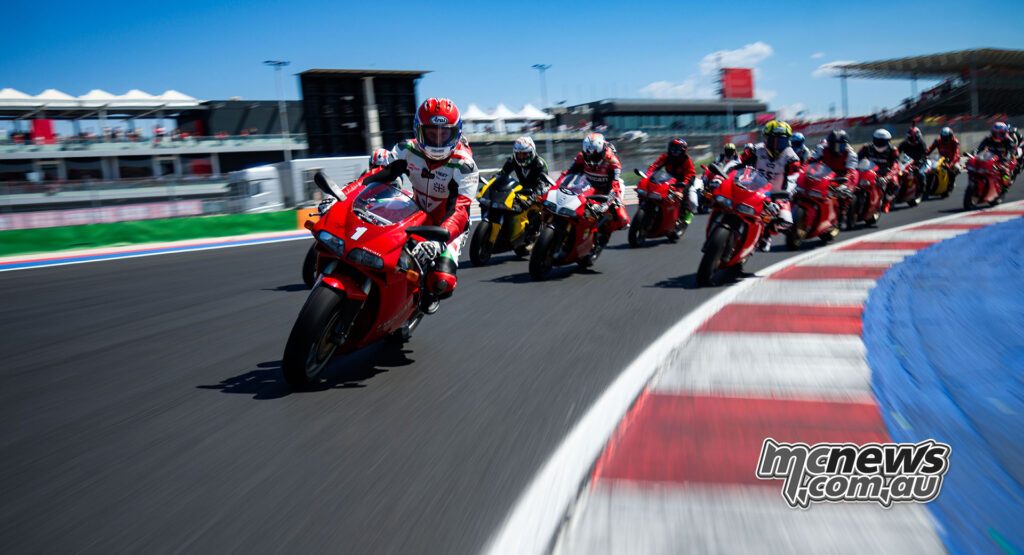 Семейство 916 остается одной из определяющих глав в истории Ducati, и WDW не раз использовал трассу в Мизано, чтобы отметить