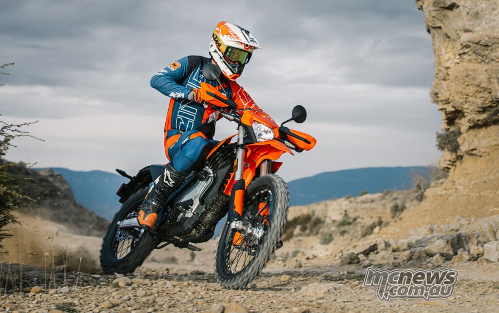 2027 KTM Freeride E появится в Австралии в июле 2026 года по цене от 17 999 долларов.