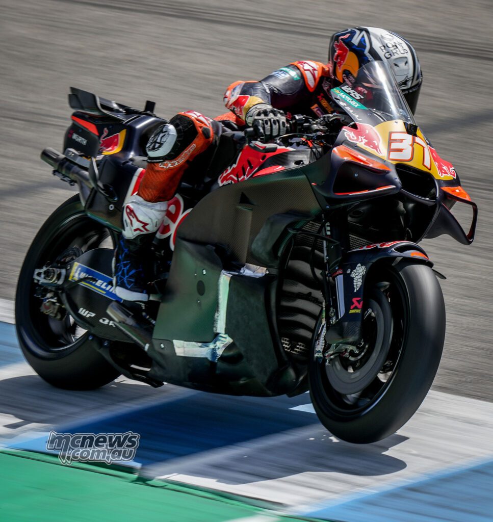 Педро Акоста выходит из поворота на KTM RC16 во время тестов в Хересе в конце прошлого месяца. Молодой испанец, как