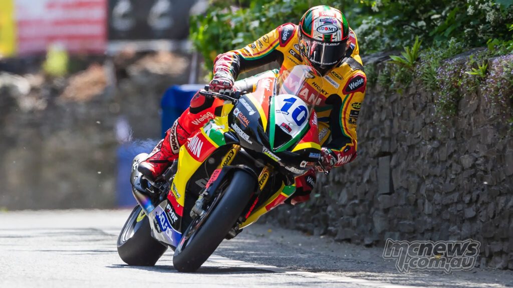 Хикман оказался самым быстрым среди гонщиков не на Ducati в Supersport, выведя Triumph 765 на второе место в топ-4, где