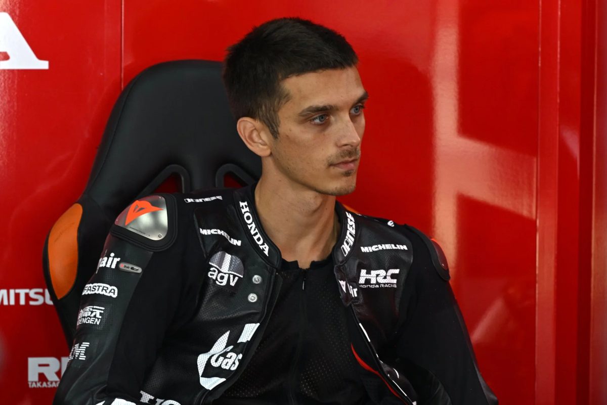 Жоан Мир общается с прессой на Гран-при Сан-Марино MotoGP 2026 года. Фото: Gold and Goose