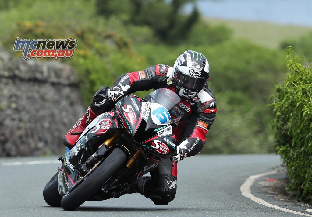 Майкл Данлоп на пути к победе в Supersport на TT 2017 — этот успех вывел его на уровень Майка Хейлвуда по числу побед на TT