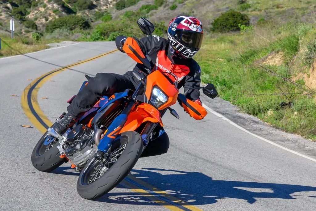 Обзор 2026 KTM 690 SMC R: 9 быстрых фактов о супермото — фото 2