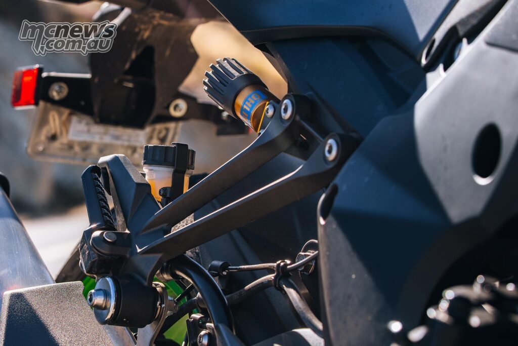 Задняя подвеска Öhlins — одно из ключевых обновлений версии SE, улучшающее собранность при росте темпа.