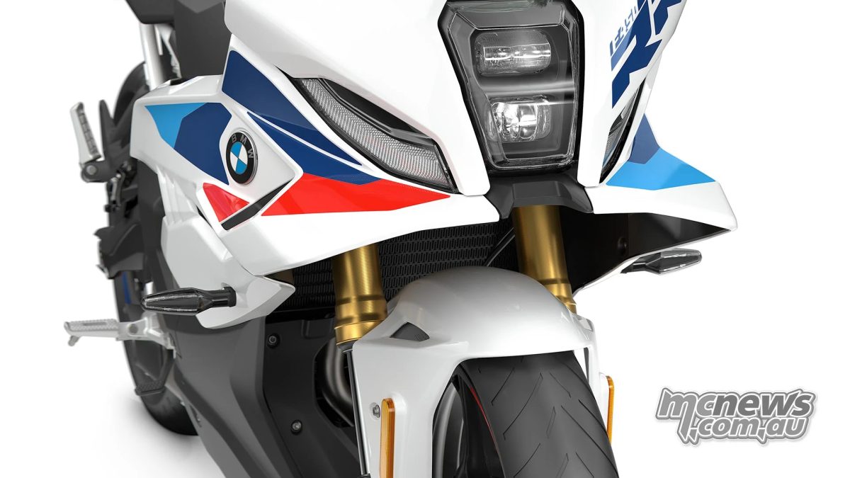 Окраска Snaefell white и графика M Motorsport выделяют версии M Sport