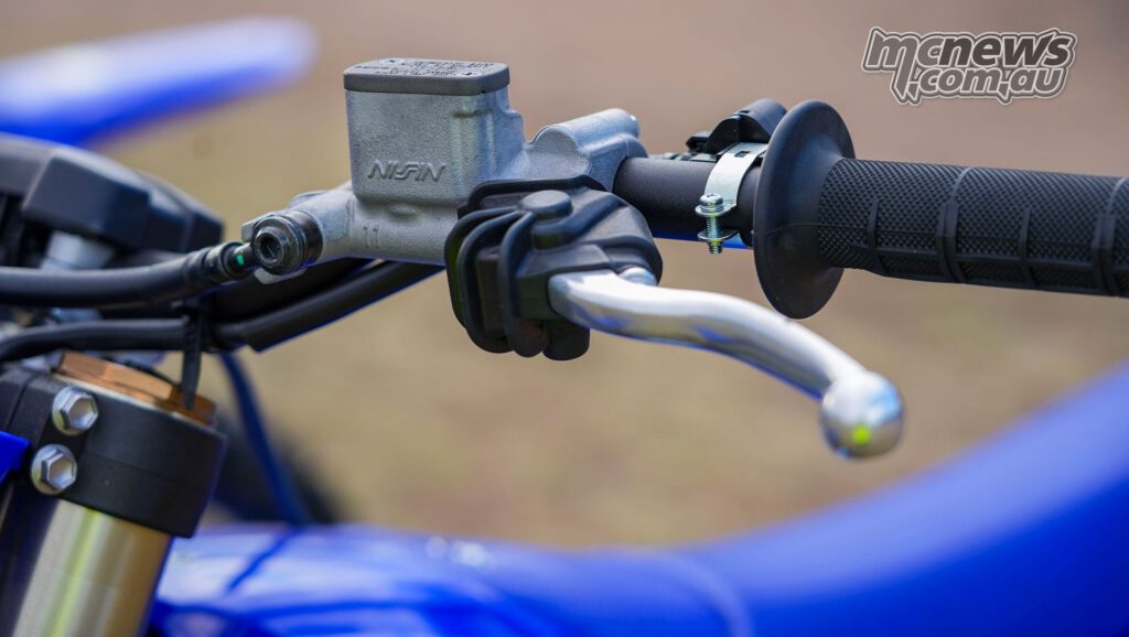 YZ250F 2027 года наконец получила гидравлическое сцепление, и на трассе новая система показала себя легкой, плавной и точной.