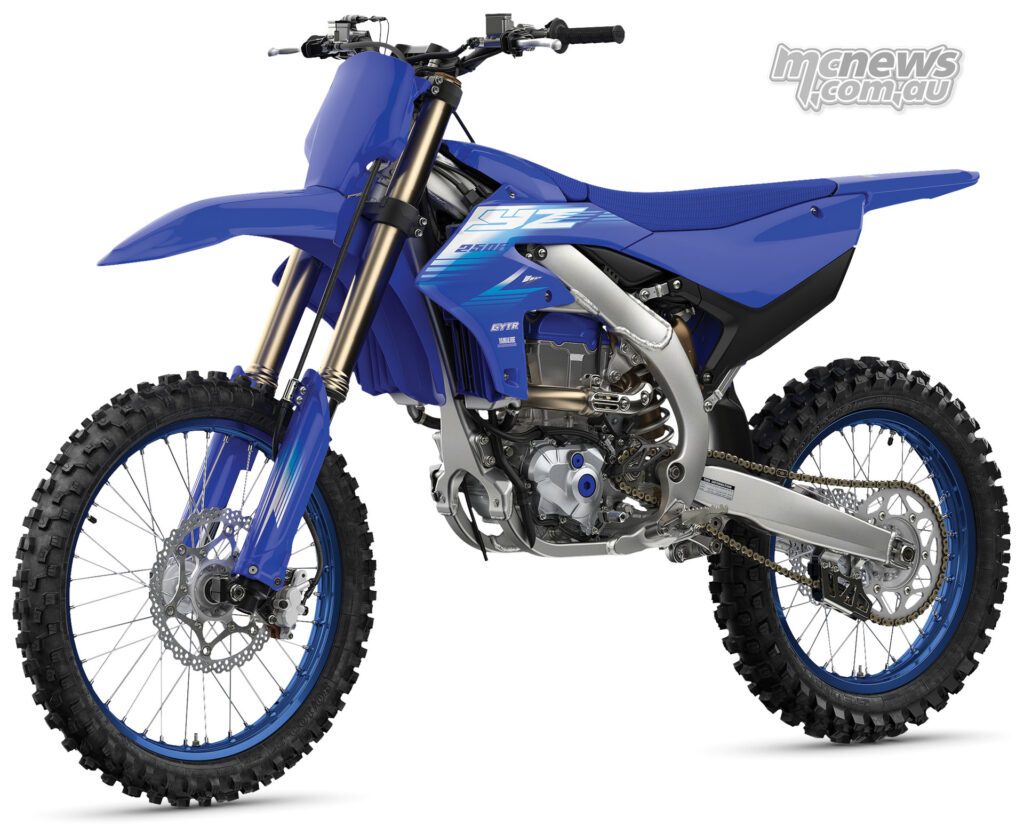 Yamaha YZ250F 2027 года в цвете Team Yamaha Blue получила новый двигатель, раму, заимствованную у YZ450F, гидравлическое