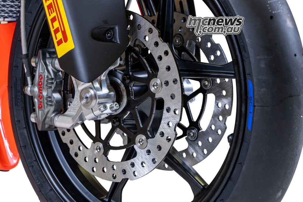 Два передних диска по 240 мм и радиальные суппорты Brembo GP4-Mini делают компактный GP-5 особенно серьезным по части