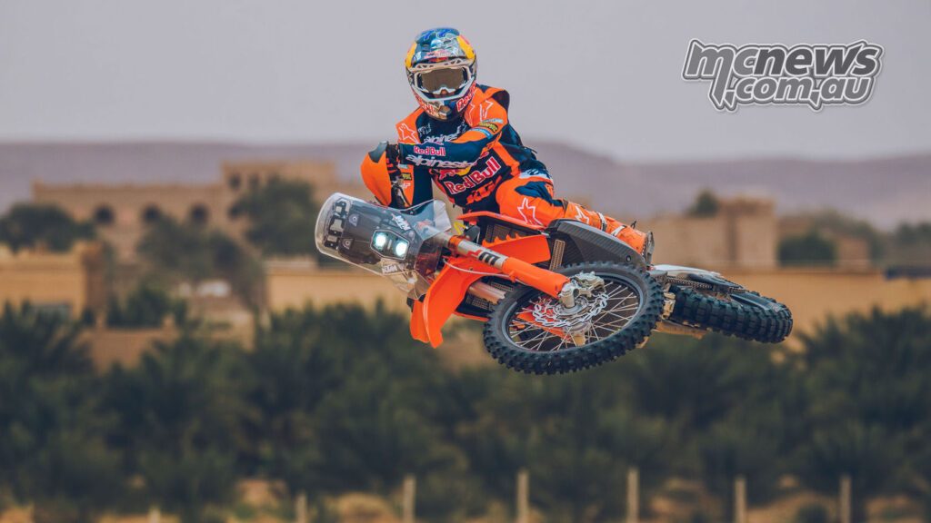2027 KTM 450 Rally Replica использует раллийное шасси и пакет подвески WP, разработанные для высокоскоростного пустынного