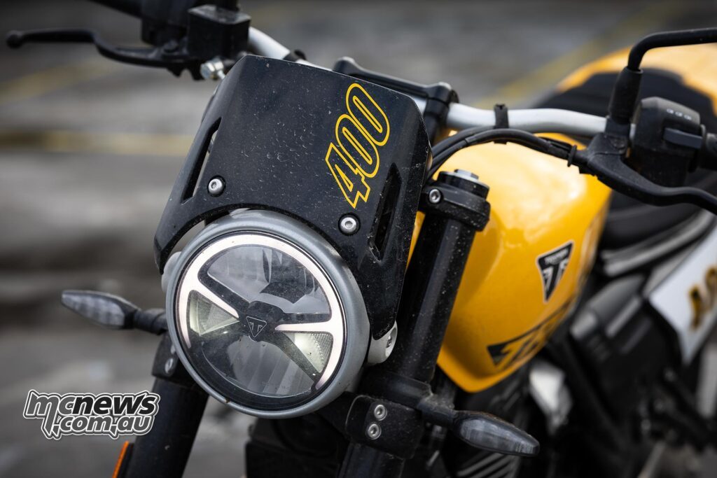 Triumph Tracker 400 передает атмосферу flat track