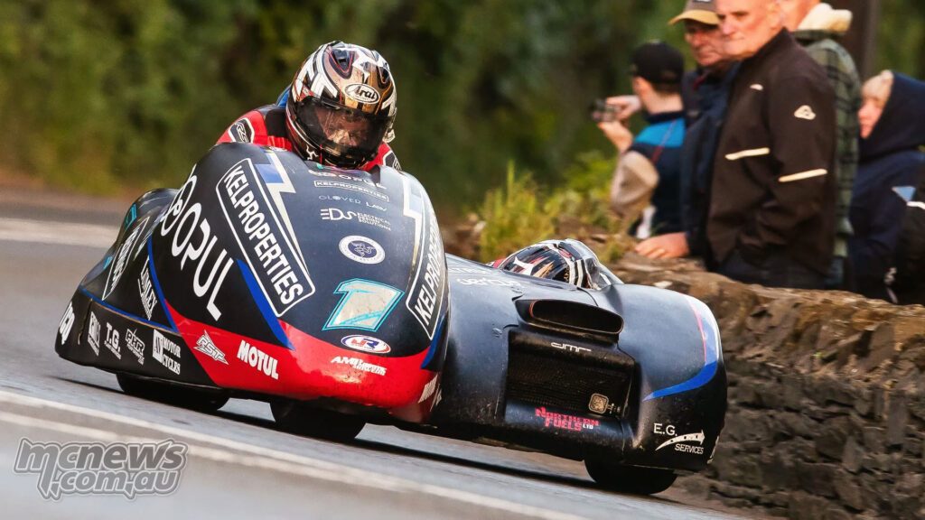 Райан и Каллум Кроу сразу стали ориентиром в Sidecar, открыв квалификацию TT 2026 кругом со старта с места на 190 км/ч.
