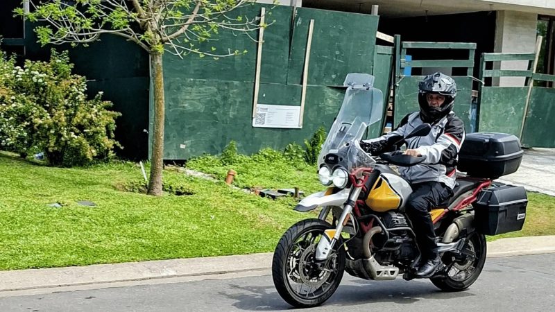 Мотоциклист на Moto Guzzi намерен преодолеть 2 779 миль менее чем за 70 часов