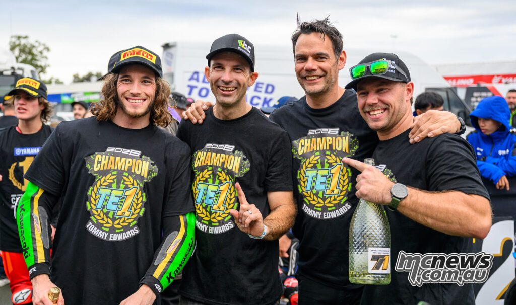 Том Эдвардс и команда BCperformance Kawasaki празднуют чемпионство в Supersport Next Gen 2026 года.