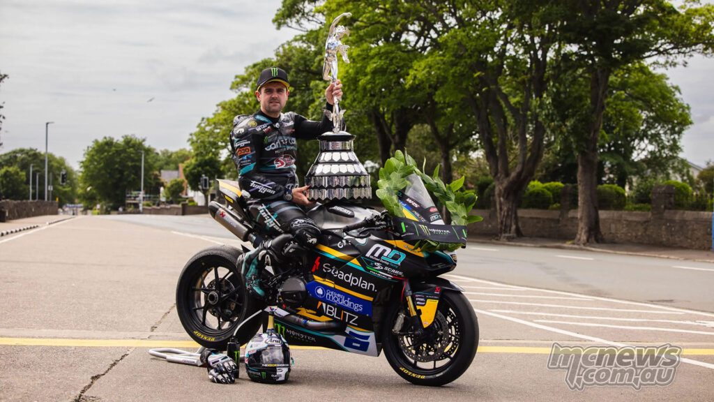 Майкл Данлоп с трофеем Supersport TT и Ducati Panigale V2 с золотой отделкой после очередной безупречной победы в среднем