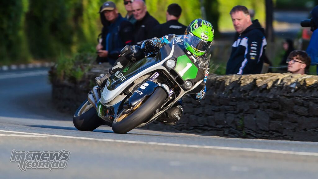 Майк Браун задал ранний темп в Sportbike, прежде чем Пол Джордан и Джейми Каудар сместили его на третье место в итоговом