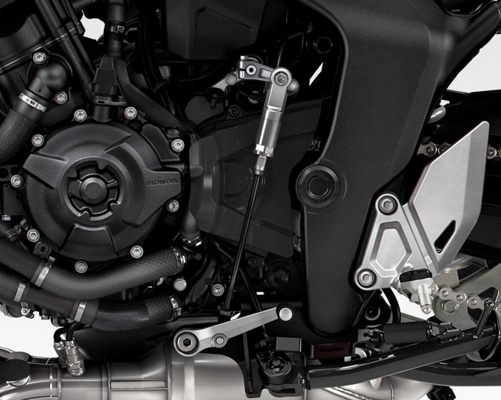 На CB1000GT установлен двухсторонний квикшифтер, позволяющий переключаться без сцепления вверх и автоматически