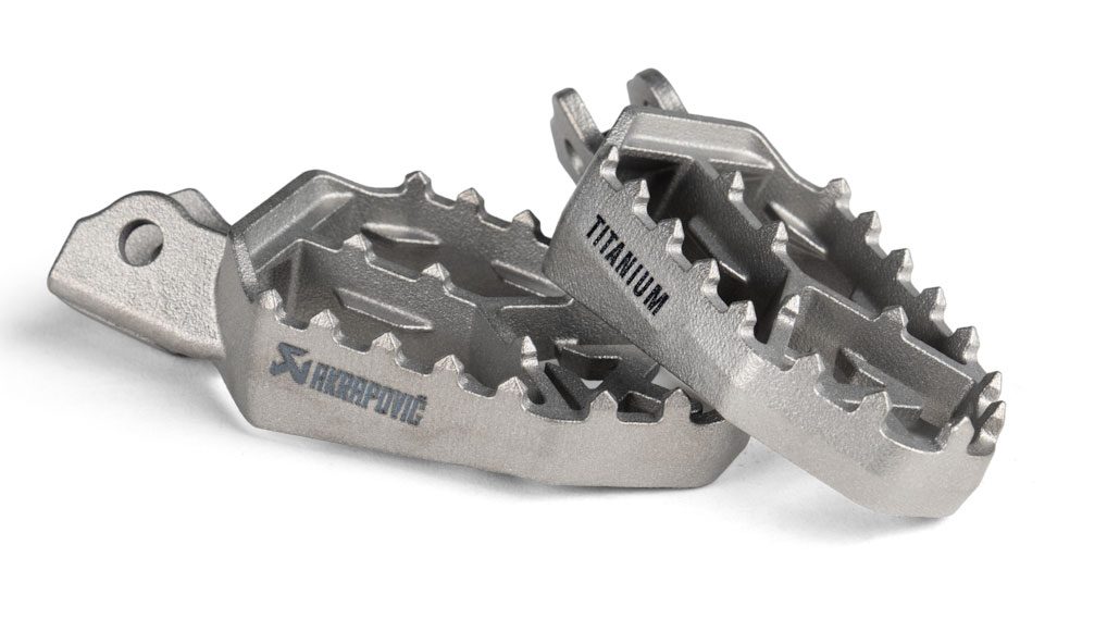 В Adventure Footpeg Set используется восьмиугольная форма Akrapovič и центральное усиление в виде буквы Y.