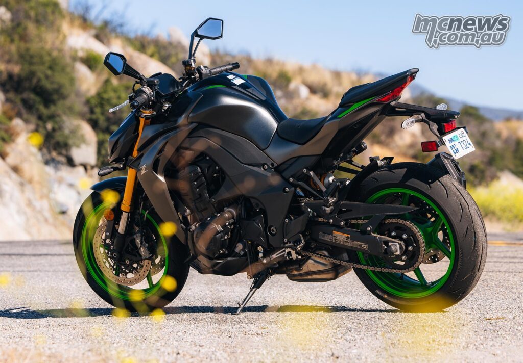 Сзади в три четверти Z1100 демонстрирует мускулистые пропорции, длинный маятник и фирменные зелёные колёса Kawasaki.